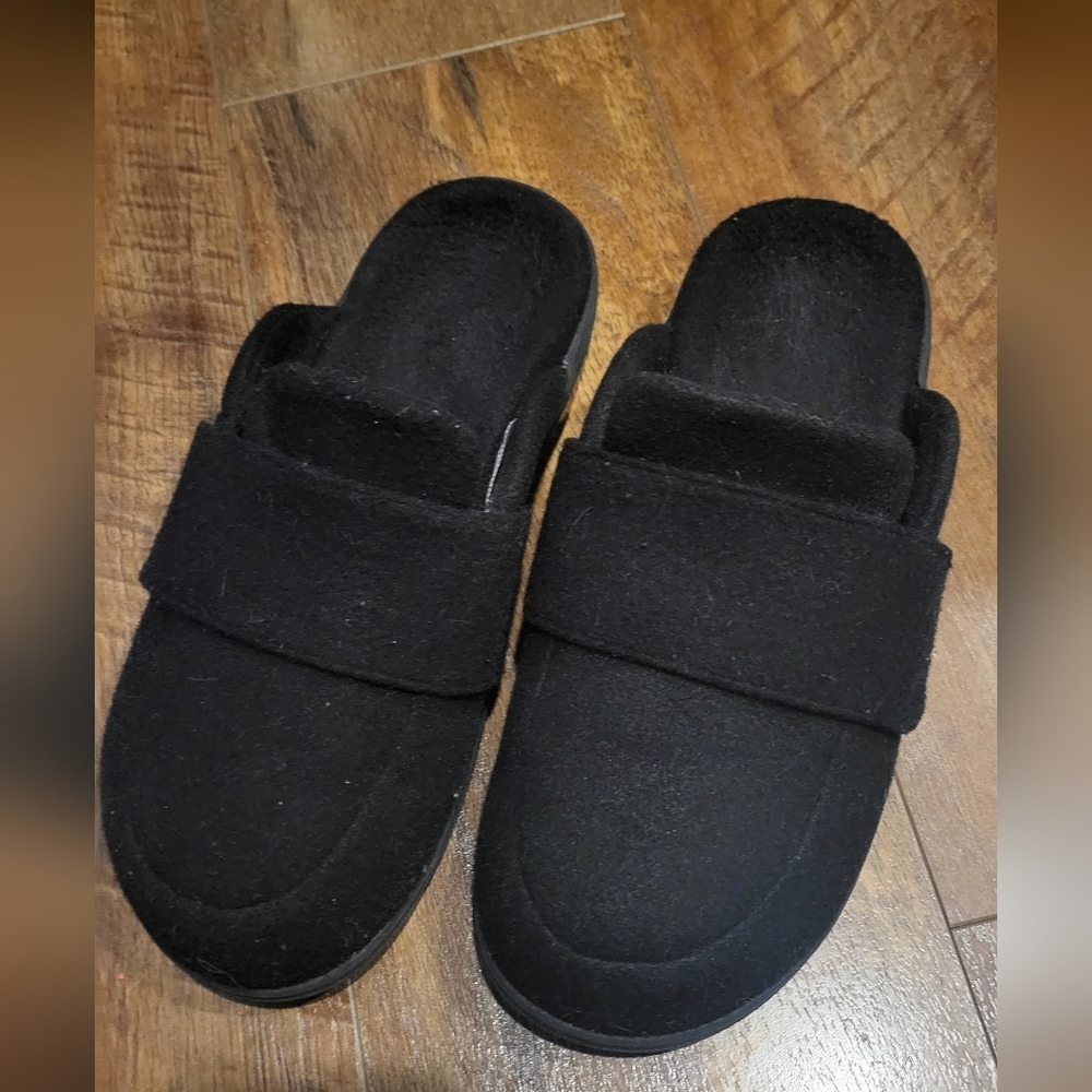 Vionic Black Cozy Slippers Mules.  Size 8